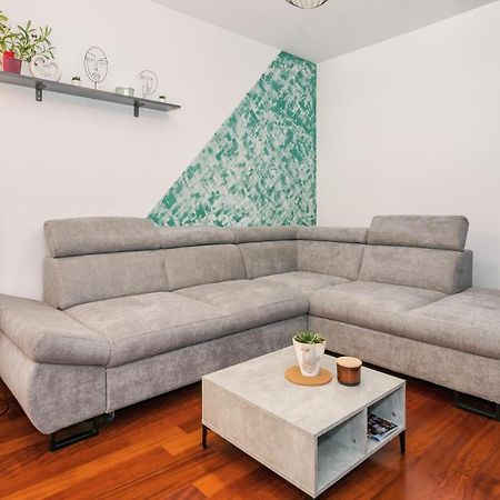 Airy 2-Br Apt W/ Open Layout & Modern Design Lägenhet Split Exteriör bild