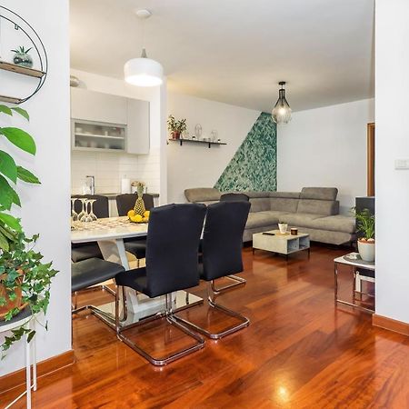 Airy 2-Br Apt W/ Open Layout & Modern Design Lägenhet Split Exteriör bild
