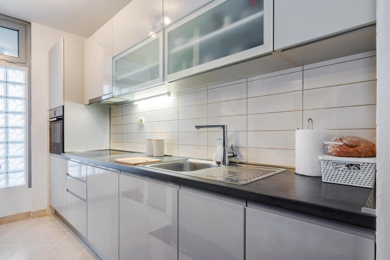 Airy 2-Br Apt W/ Open Layout & Modern Design Lägenhet Split Exteriör bild