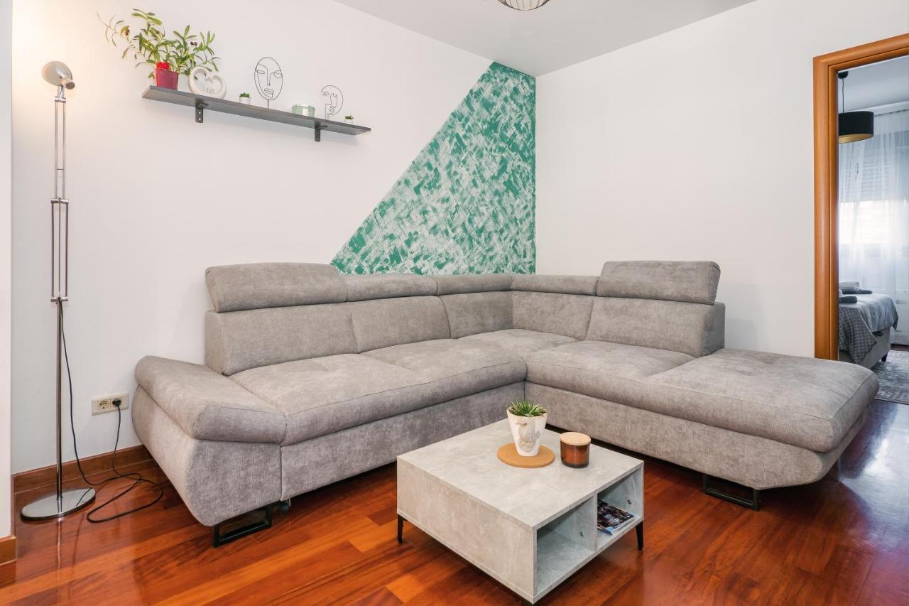 Airy 2-Br Apt W/ Open Layout & Modern Design Lägenhet Split Exteriör bild