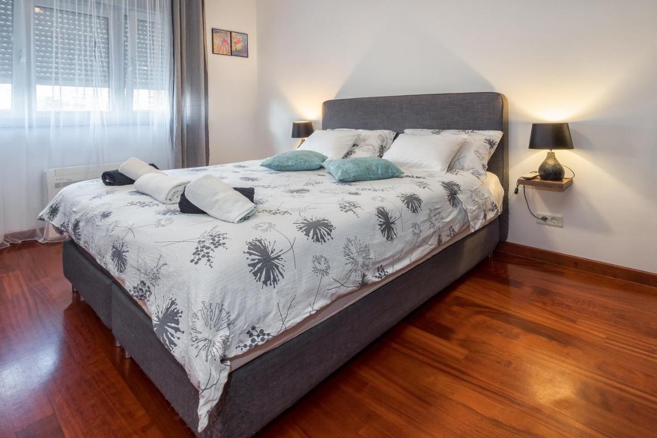 Airy 2-Br Apt W/ Open Layout & Modern Design Lägenhet Split Exteriör bild