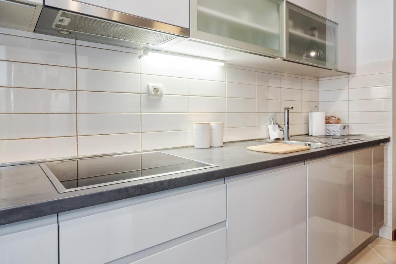 Airy 2-Br Apt W/ Open Layout & Modern Design Lägenhet Split Exteriör bild