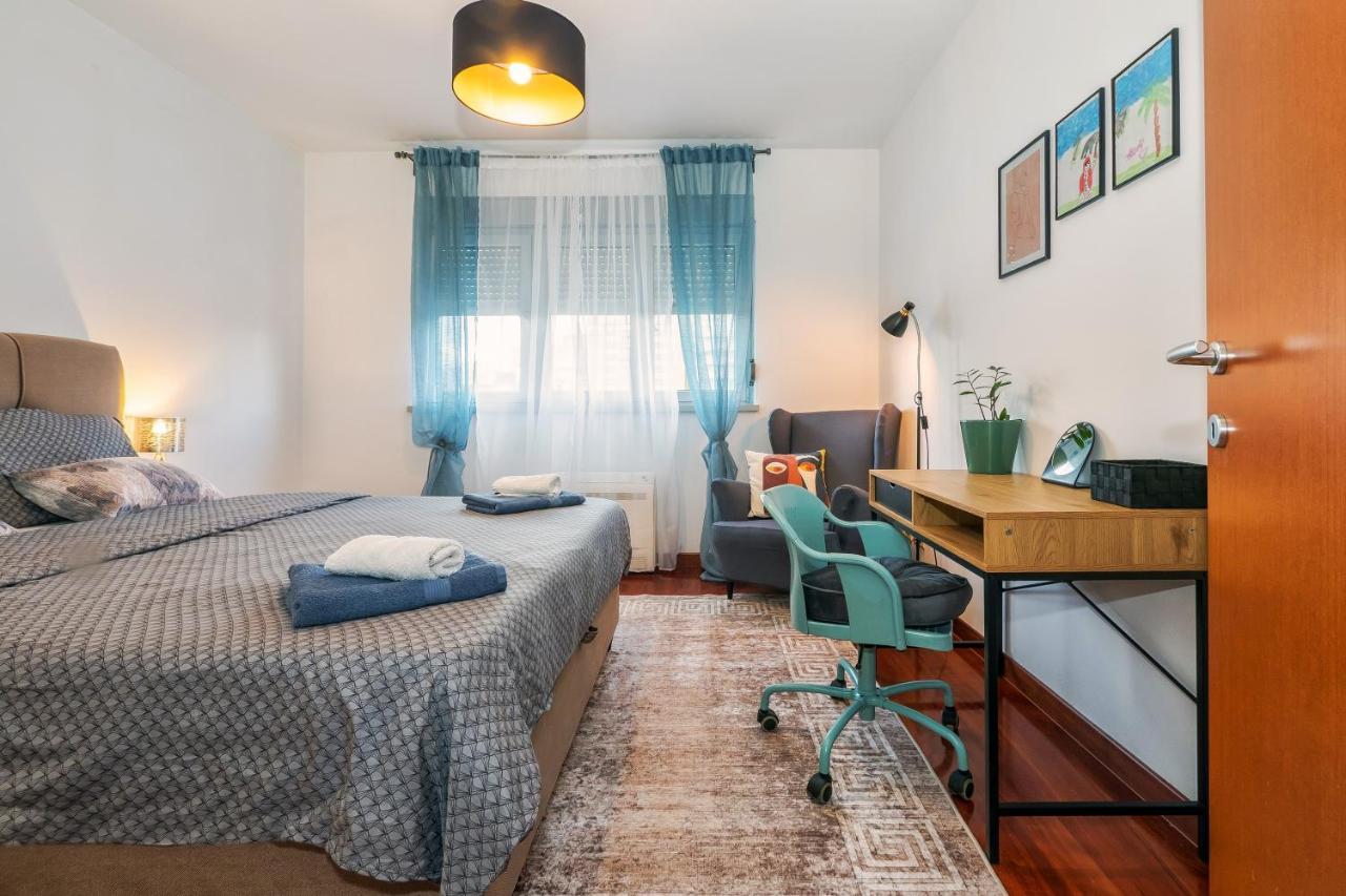 Airy 2-Br Apt W/ Open Layout & Modern Design Lägenhet Split Exteriör bild