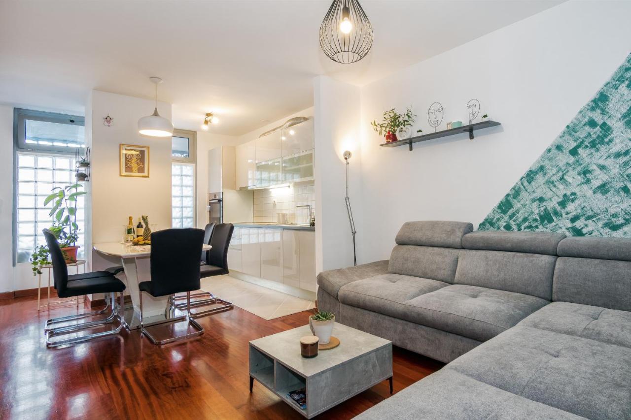 Airy 2-Br Apt W/ Open Layout & Modern Design Lägenhet Split Exteriör bild