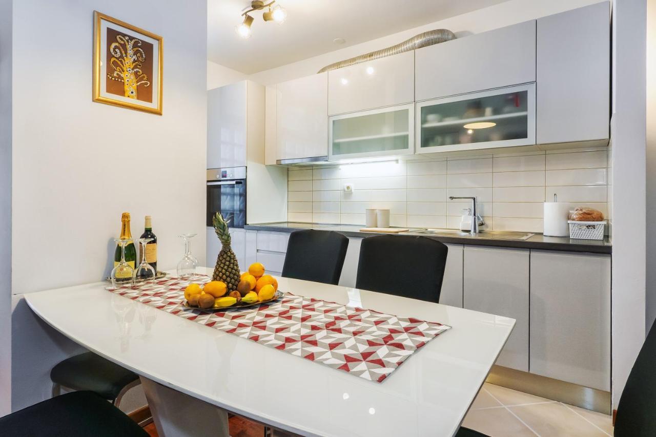 Airy 2-Br Apt W/ Open Layout & Modern Design Lägenhet Split Exteriör bild