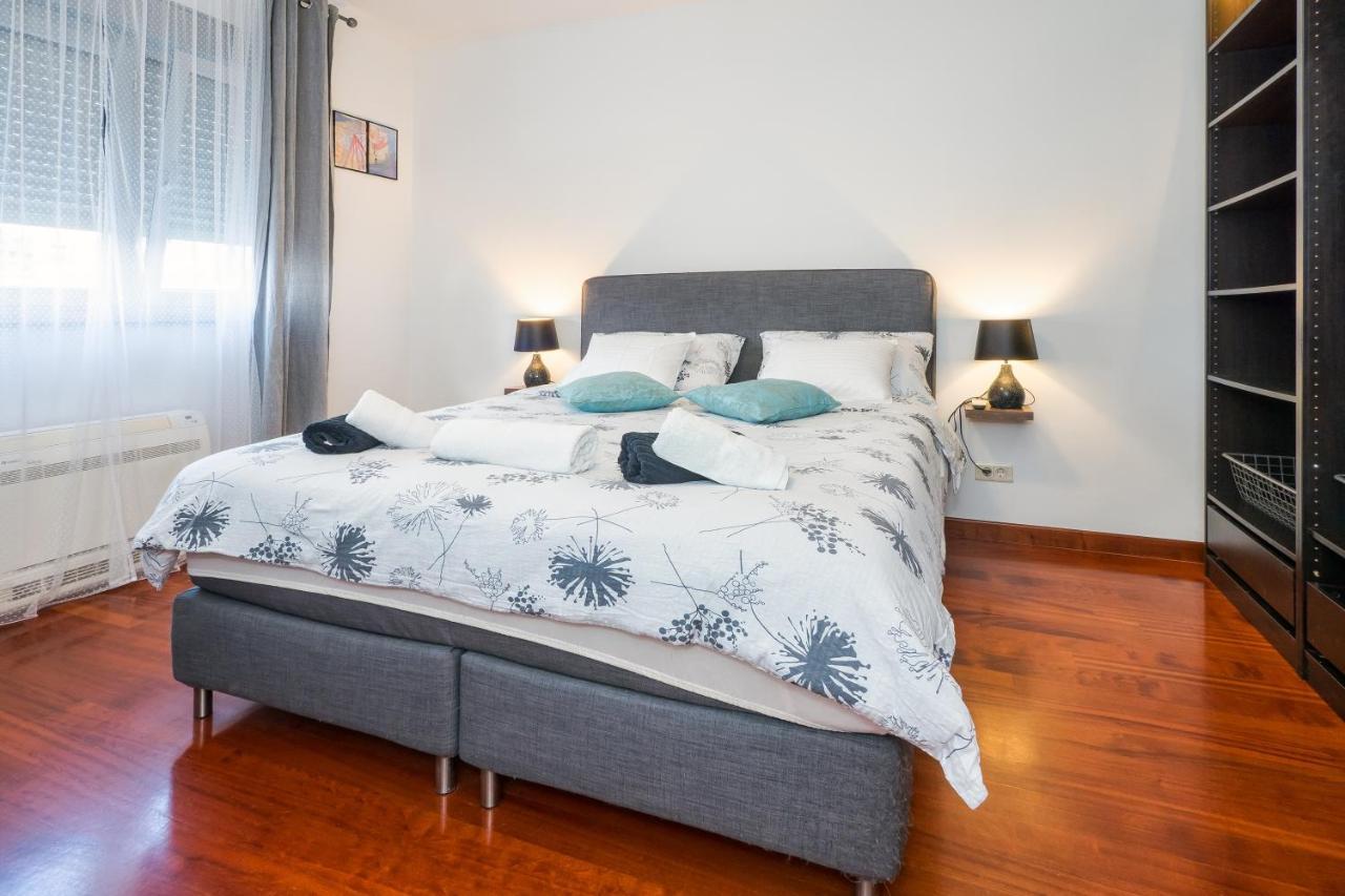 Airy 2-Br Apt W/ Open Layout & Modern Design Lägenhet Split Exteriör bild