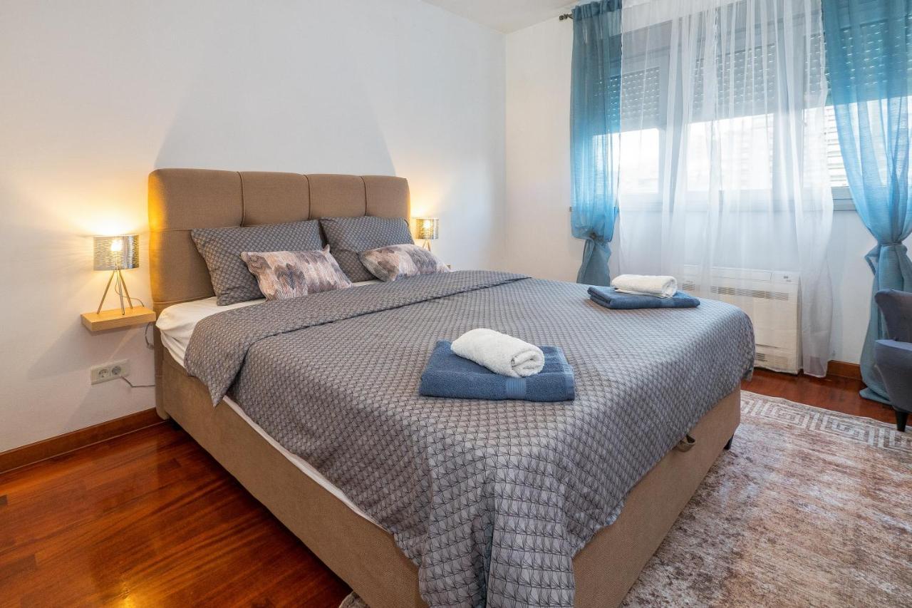 Airy 2-Br Apt W/ Open Layout & Modern Design Lägenhet Split Exteriör bild