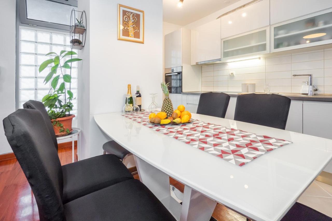 Airy 2-Br Apt W/ Open Layout & Modern Design Lägenhet Split Exteriör bild