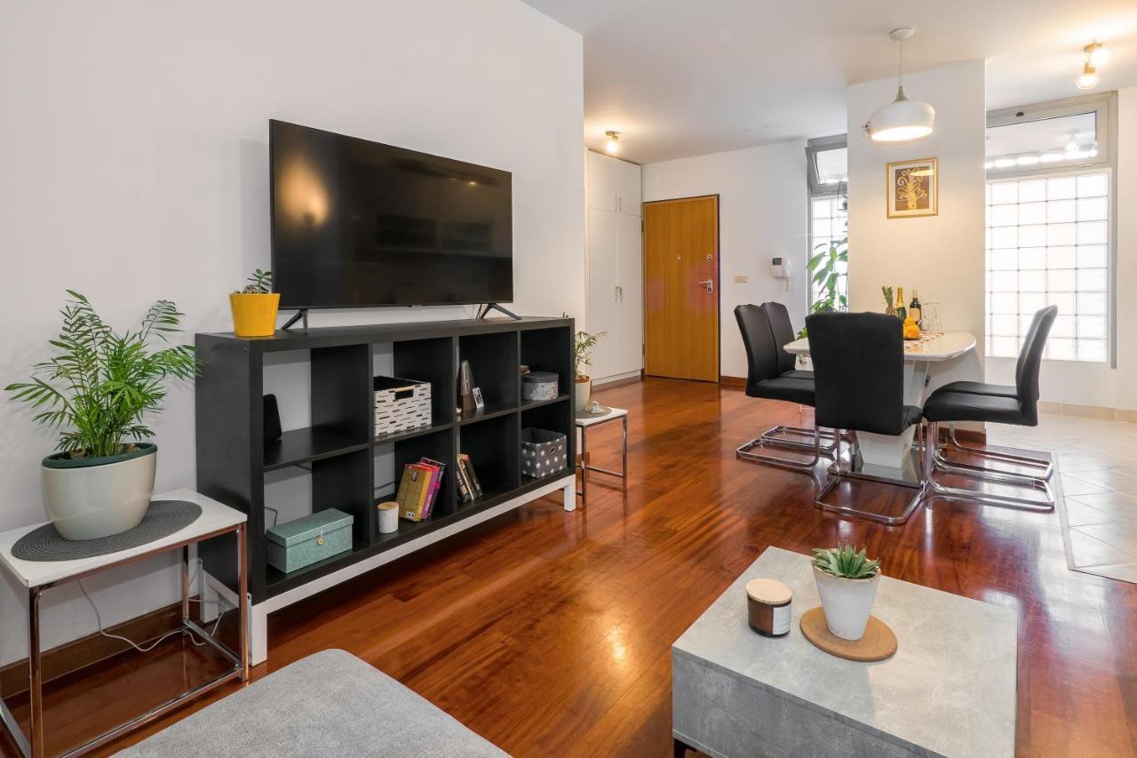 Airy 2-Br Apt W/ Open Layout & Modern Design Lägenhet Split Exteriör bild