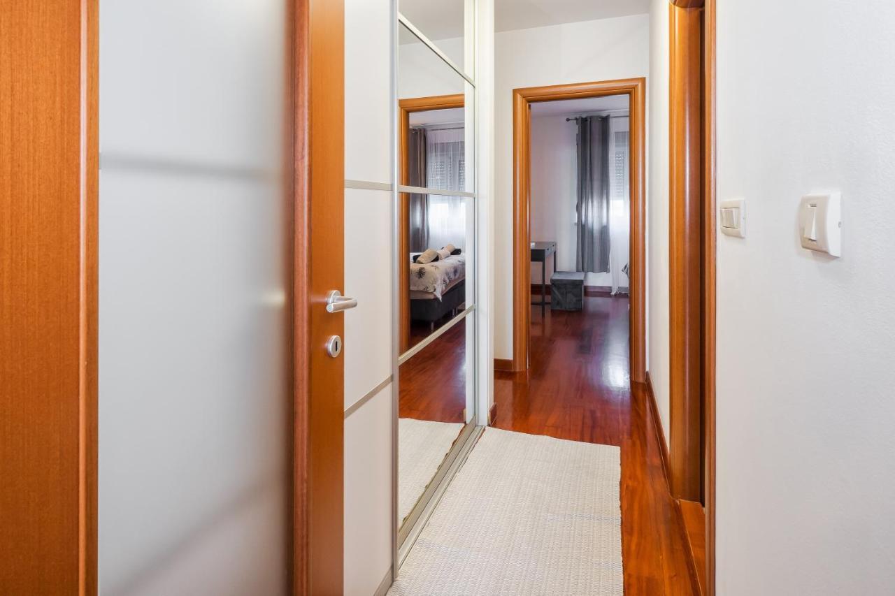 Airy 2-Br Apt W/ Open Layout & Modern Design Lägenhet Split Exteriör bild