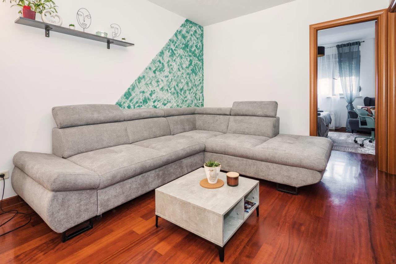 Airy 2-Br Apt W/ Open Layout & Modern Design Lägenhet Split Exteriör bild