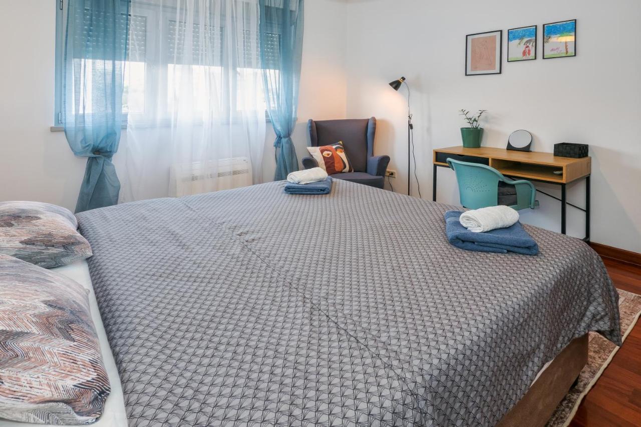 Airy 2-Br Apt W/ Open Layout & Modern Design Lägenhet Split Exteriör bild