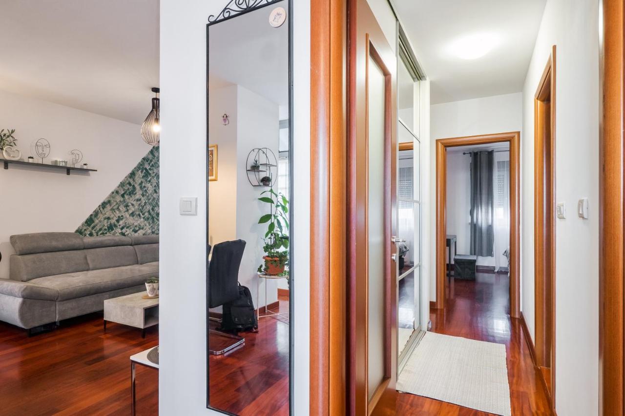 Airy 2-Br Apt W/ Open Layout & Modern Design Lägenhet Split Exteriör bild