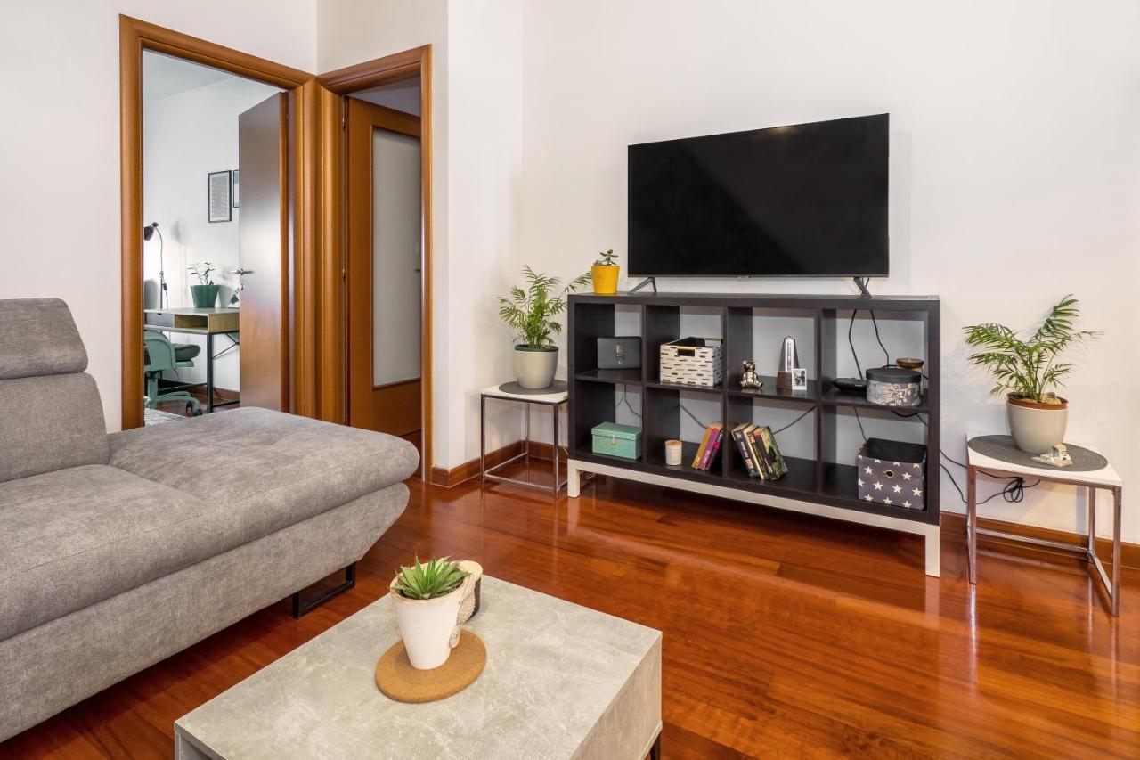 Airy 2-Br Apt W/ Open Layout & Modern Design Lägenhet Split Exteriör bild