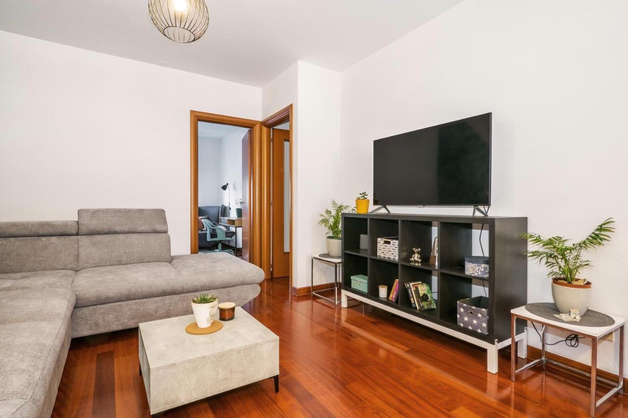 Airy 2-Br Apt W/ Open Layout & Modern Design Lägenhet Split Exteriör bild