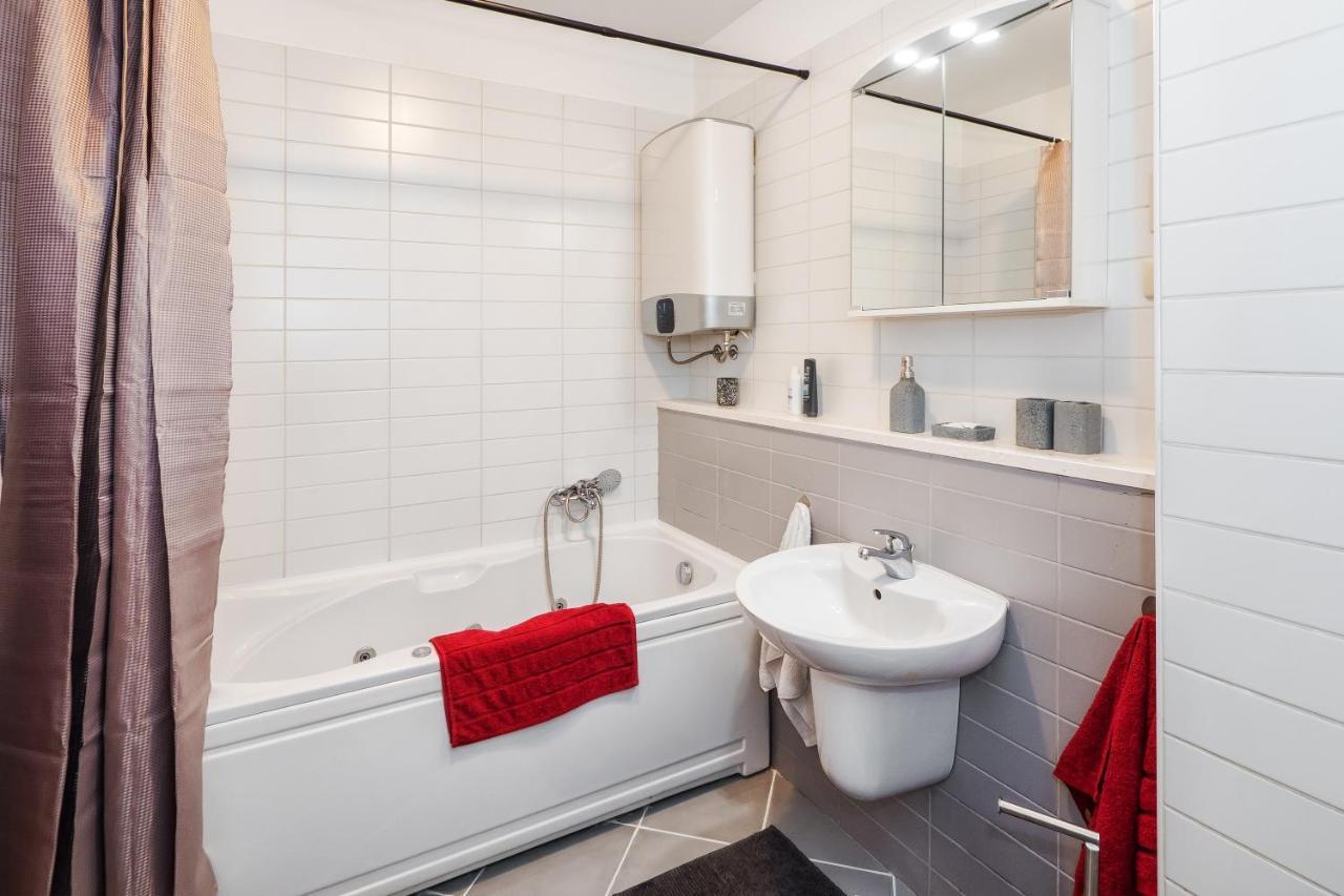 Airy 2-Br Apt W/ Open Layout & Modern Design Lägenhet Split Exteriör bild