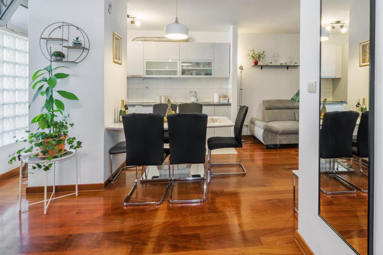 Airy 2-Br Apt W/ Open Layout & Modern Design Lägenhet Split Exteriör bild