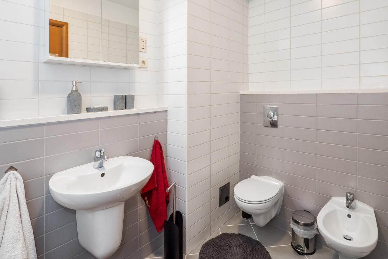 Airy 2-Br Apt W/ Open Layout & Modern Design Lägenhet Split Exteriör bild